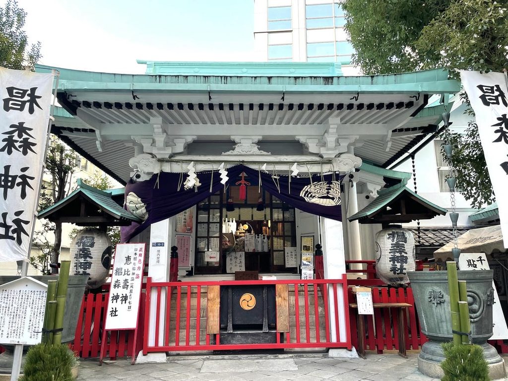 白い外壁と青緑色の屋根が特徴的な椙森神社の御社殿