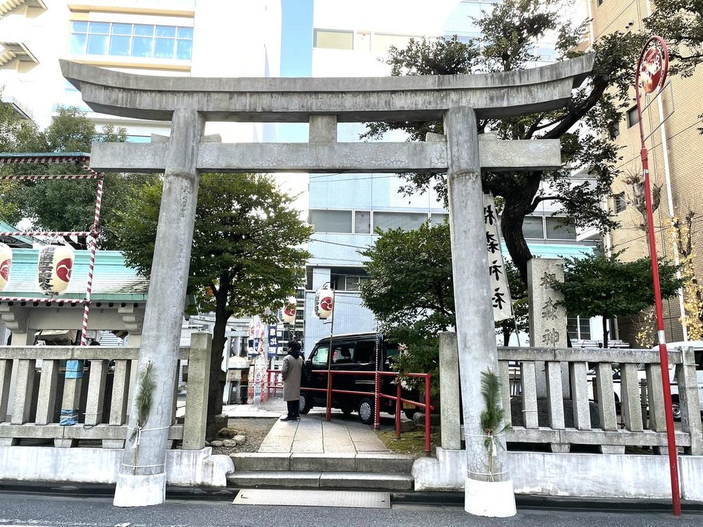 椙森神社の入口に立つ石造りの鳥居
