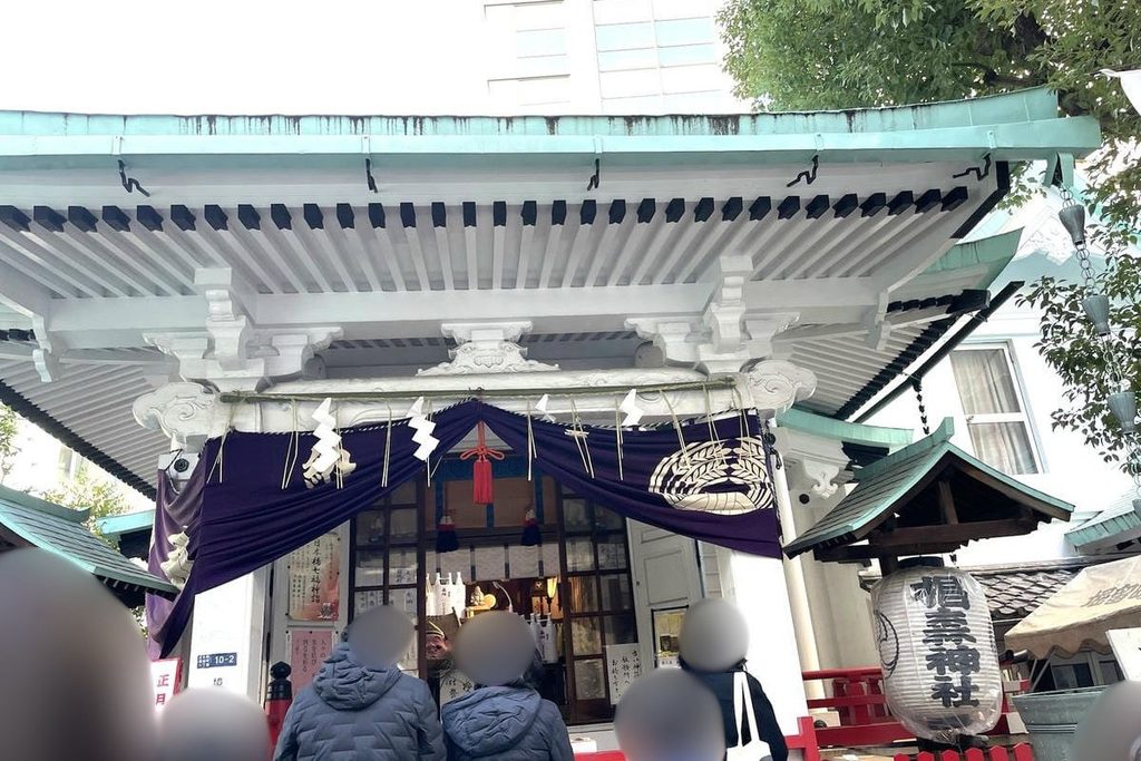 椙森神社の拝殿前で参拝する人々の様子