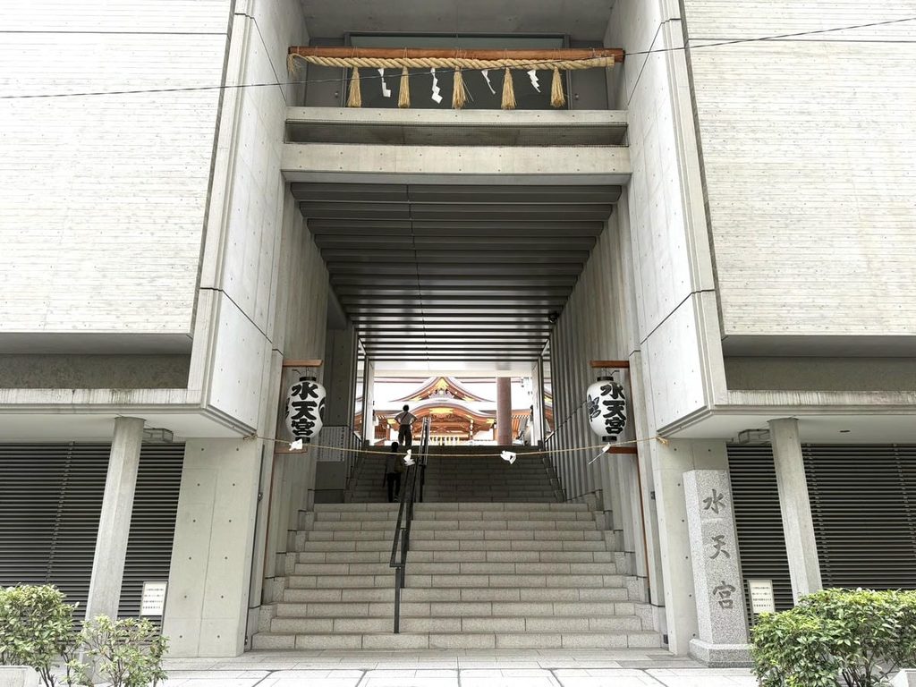 水天宮の境内へ続く入口の階段